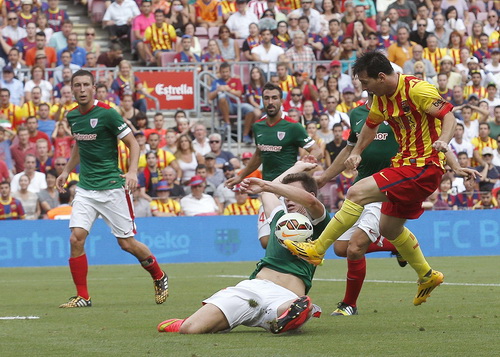 Messi trong một pha bóng tấn công trước khung thành đội khách