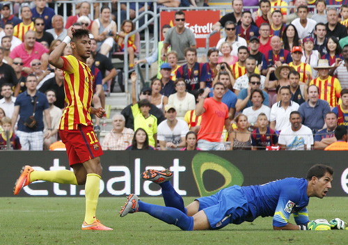 Neymar ghi hai bàn sau khi được tung vào sân ở hiệp hai