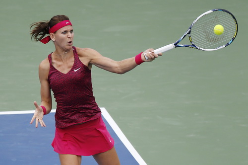 Lucie Safarova khởi đầu mạnh mẽ