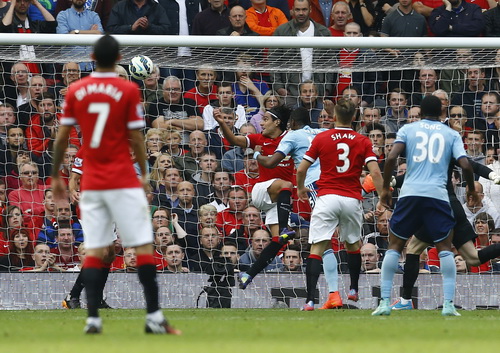 Sakho đè Luke Shaw để ghi bàn cho West Ham