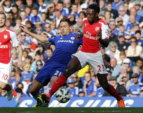 Danny Welbeck không thắng nổi các hậu vệ Chelsea