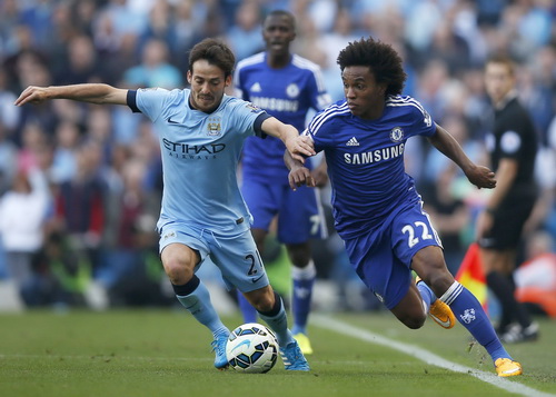 David Silva đi bóng trước Willian (phải)