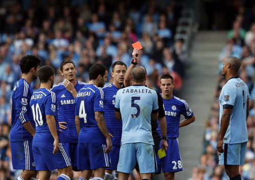 Tấm thẻ đỏ của Zabaleta suýt khiến Man City phải trả giá đắt