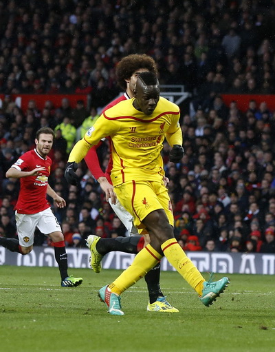 Balotelli thi đấu năng nổ ở trận đấu với Man United