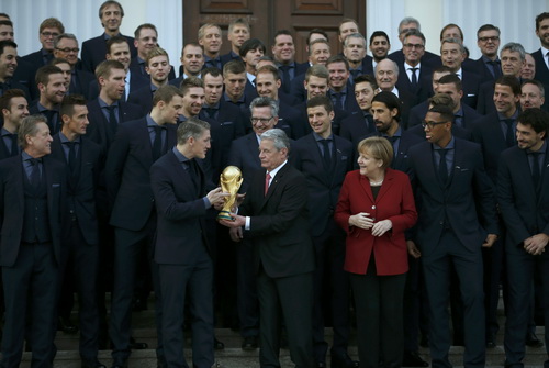 Đội tuyển Đức tại lễ tôn vinh ở Phủ Tổng thống (đội phó Bastian Schweinsteiger nhận cúp vàng FIFA từ tổng thống , bên cạnh là Thủ tướng Angela Merkel)