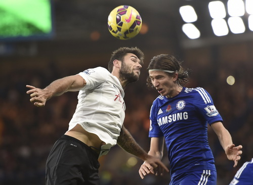 Charlie Austin (trái) gỡ hòa cho đội khách QPR