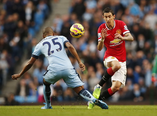 Di Maria bị các hậu vệ Man City bám sát ở trận derby