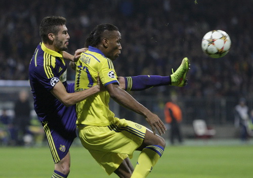 Didier Drogba và hàng công Chelsea bất lực trước hàng thủ chủ nhà Maribor