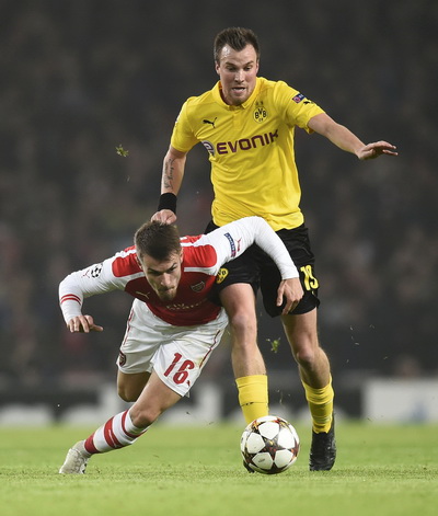 Kevin Grosskreutz tranh bóng với Aaron Ramsey