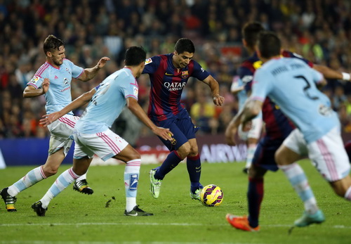 Luis Suarez giữa vòng vây các hậu vệ Celta Vigo