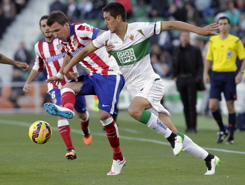 Mario Mandzukic (giữa) ghi bàn cho Atletico Madrid