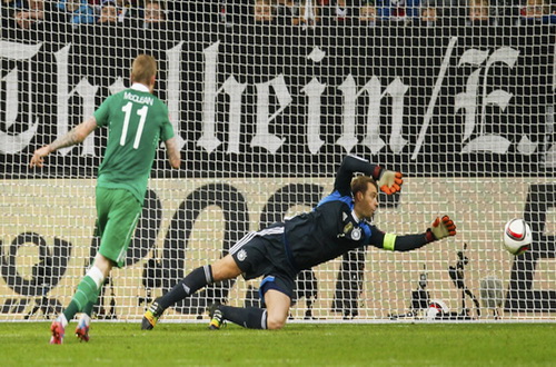 Thủ môn Neuer nhìn bóng bay vào lưới nhà