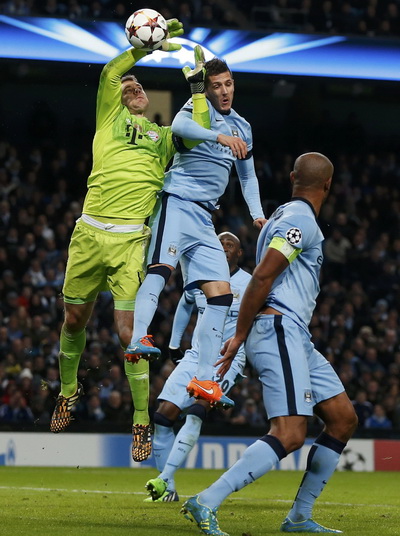 Manuel Neuer thắng được Jovetic...