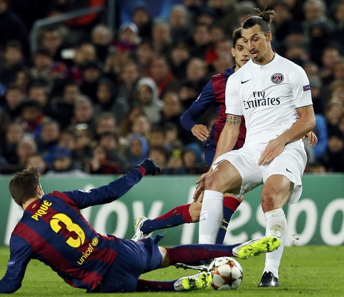 Ibrahimovic trong màu áo PSG khi đối đầu cùng Barcelona tại Nou Camp