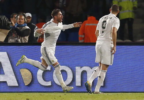 Benzema chia sẻ niềm vui với Ramos sau bàn mở tỉ số