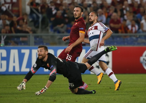 Ribery (phải) ghi bàn trong ánh nhìn bất lực của hàng thủ Roma