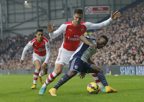 Sessegnon (phải) tranh chấp bóng với Giroud