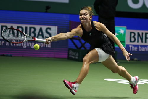 Halep càng đánh càng hay, dồn ép Serena vào các thế bóng khó