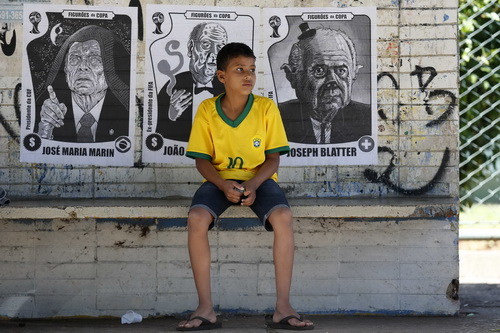 Poter tại Brazil hồi World Cup 2014 (từ trái ang, chủ tịch LĐBĐ Brazil, cựu chủ tịch Joao Havelange và chủ tịch FIFA epp Blatter). Các ủy viên BCH FIFA bọ tố cáo nhận mỗi người một đồng hồ trị giá 25.000 UD khi chọn Brazil đăng cai World Cup