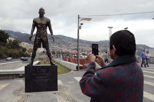 Ronaldo được dựng tượng tại quê nhà Madeira, Bồ Đào Nha