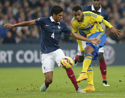 Raphael varane (4) ghi bàn duy nhất cho tuyển Pháp trước Thụy Điển