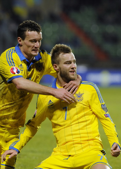 Andriy Yarmolenko ghi cú hat-trick cho Ukraine