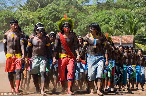 Các cầu thủ của bộ tộc Kayapo gửi lời thách thức đến tuyển Anh