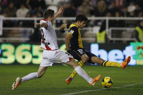 Diego Costa (phải) đi bóng tấn công trước Vallecano