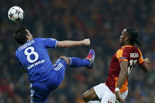 Lampard cũng thường xuyên phải đối phó với Drogba