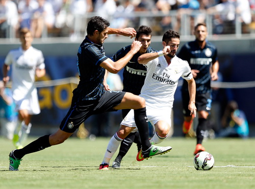 Isco đi bóng trước hàng thủ Inter Milan