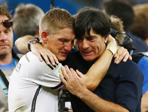 HLV Joachim Low chia sẻ niềm hạnh phúc với Bastian Schweinsteiger