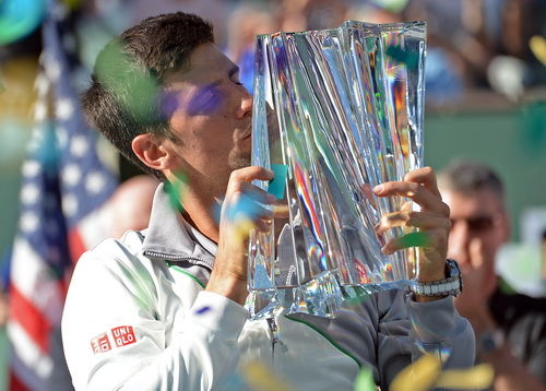 Chiếc cúp đầu tiên trong mùa 2014 của Djokovic