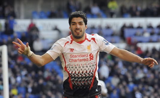 Luis Suarez lập hat-trick