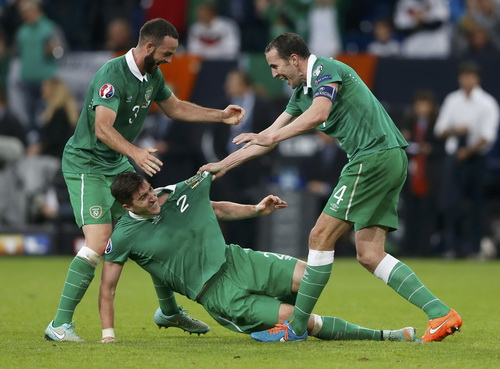 John OShea (4) gỡ hòa cho Ireland phút bù giờ