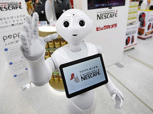 Robot Pepper giới thiệu máy pha cà phê Nestlé tại Tokyo - Nhật Bản Ảnh: Reuters
