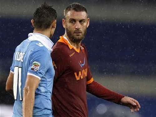 De Rossi (phải) nổi tiếng vì tính hung hăng