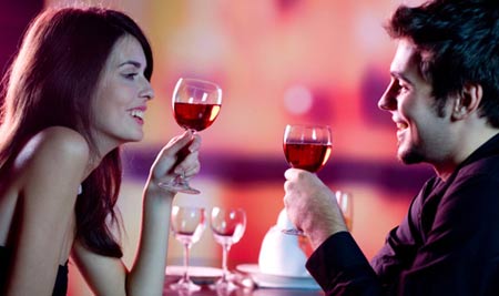 Uống 1- 2 ly rượu vang sẽ giúp bạn cải thiện chất lượng yêu
