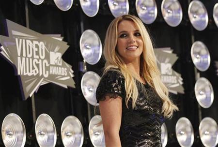 Britney Spears bị  kiện vì làm gãy mũi vũ công