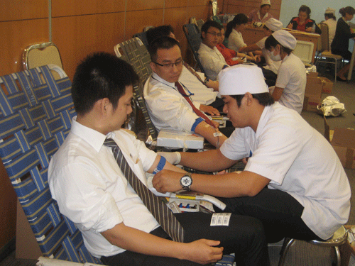 CBCNV Sacombank tham gia hiến máu