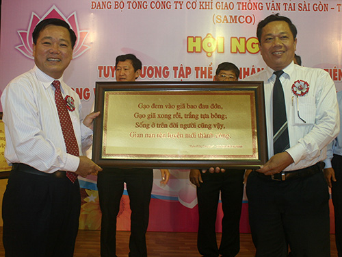 Ông Nguyễn Hồng Anh, Chủ tịch HĐTV, Phó Bí thư Đảng ủy SAMCO (bìa trái), tặng quà lưu niệm cho các tập thể điển hình học tập và làm theo gương Bác