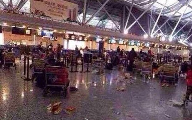 Sân bay te tua sau màn nổi loạn của hành khách. Ảnh: Telegraph