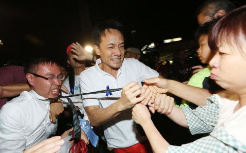 Các phóng viên bị người ủng hộ chính quyền tấn công. Ảnh: SCMP