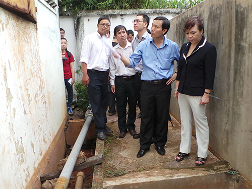 Bộ trưởng Bộ Y tế Nguyễn Thị Kim Tiến khảo sát môi trường ổ tiêu chảy cấp tại huyện Bình Chánh,  TP HCMẢnh: Nguyễn Thạnh