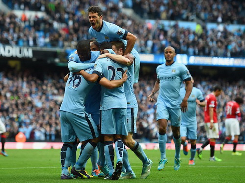 Man City vui mừng với bàn thắng duy nhất của Aguero (16)