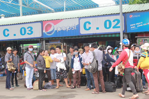 Tuy lượng người đổ về rất đông nhưng bến xe miền Đông vẫn đáp ứng số lượng khách