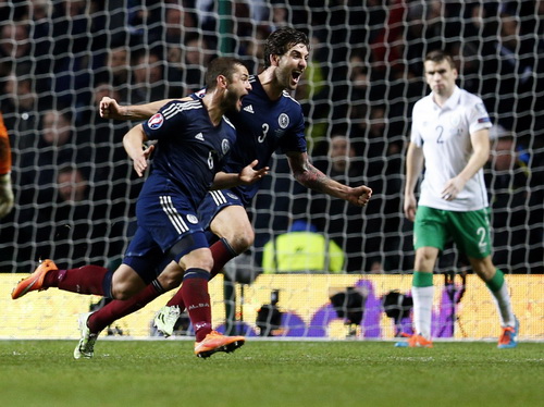 Shaun Maloney (trái) ghi bàn duy nhất cho Scotland