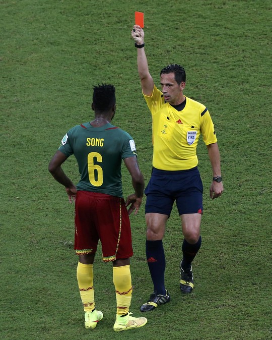 Chiếc thẻ đỏ khó hiểu của A. Song đã khiến Cameroon thua đậm Croatia