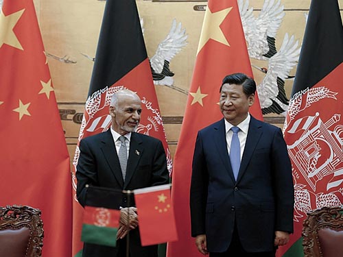 Chủ tịch Trung Quốc Tập Cận Bình (phải) tiếp Tổng thống Afghanistan Ashraf Ghani Ahmadzai tại Bắc Kinh hôm 28-10 Ảnh: REUTERS