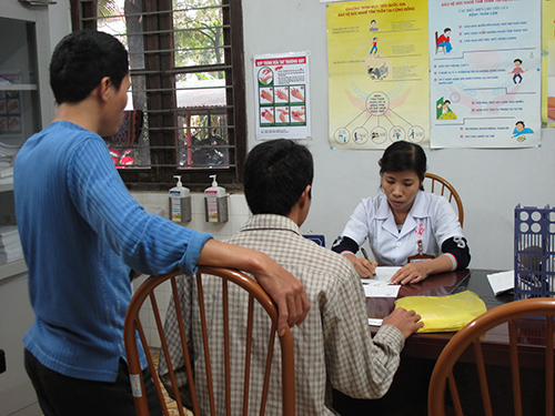 Bác sĩ tư vấn cho bệnh nhân (người ngồi) tại Bệnh viện Tâm thần trung ương 1