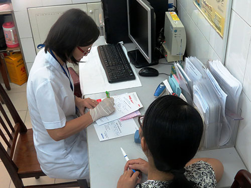 Nên khám thai thường xuyên để theo dõi sát tình trạng thai và kịp thời phát hiện những bất ổn. 
Trong ảnh: Khám thai tại Trung tâm Chăm sóc sức khỏe sinh sản TP HCM